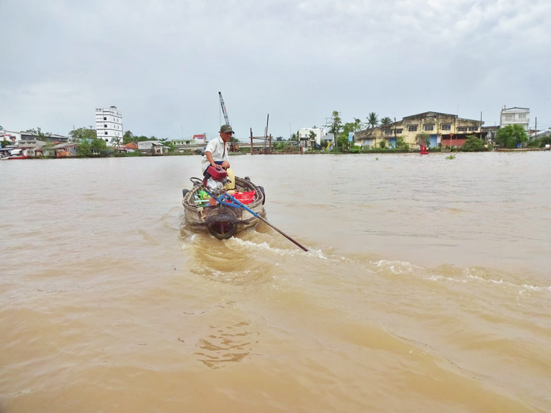 A sequence showing how they steer the boat